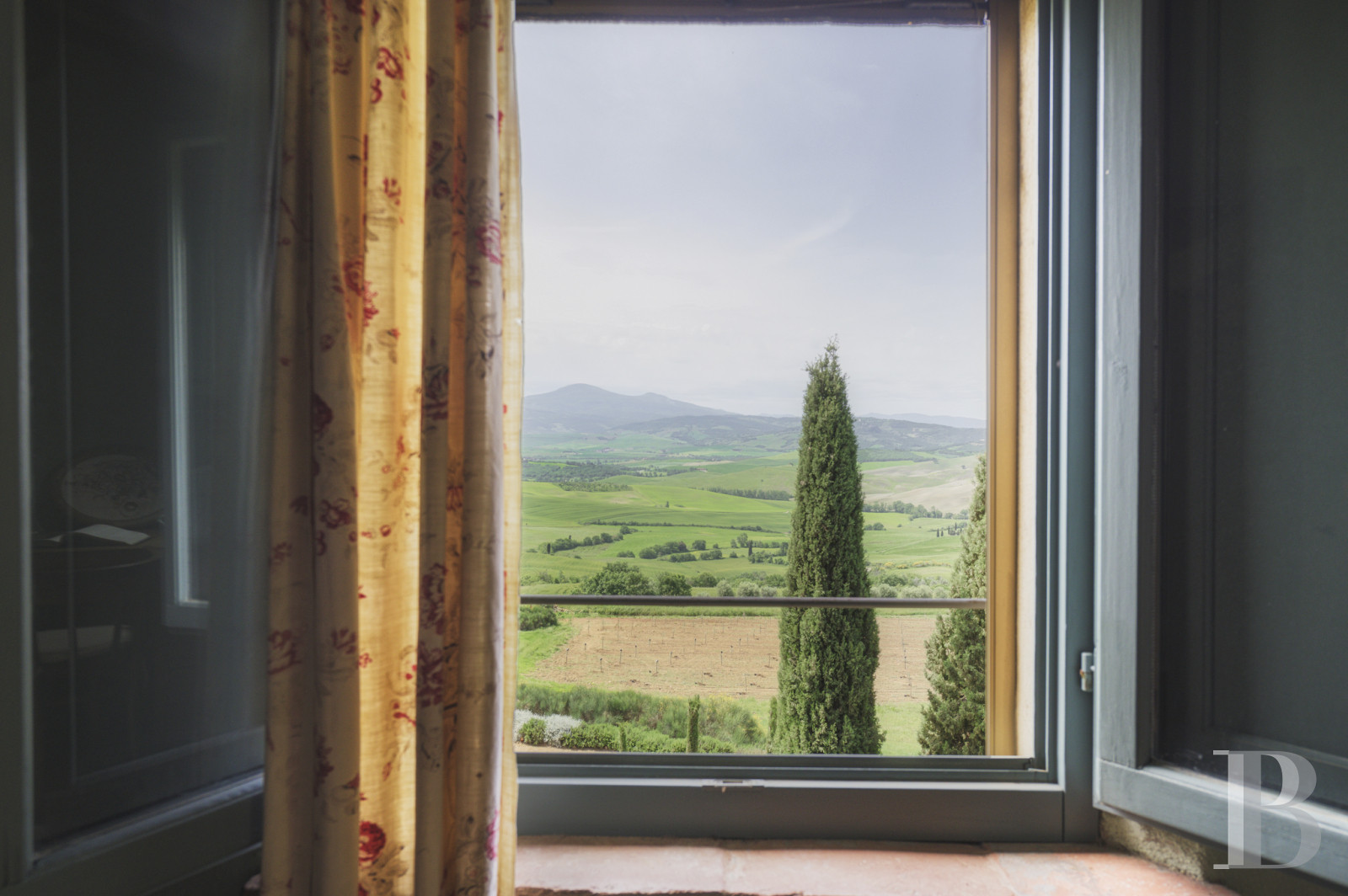 An old olive grove farmhouse restored to its former glory, overlooking the countryside in the Val d'Orcia in Tuscany - photo  n°22